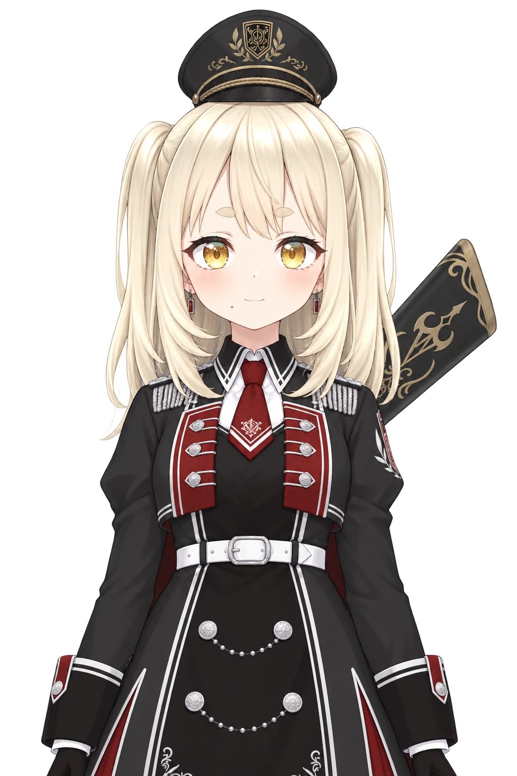 ChatGPT の立ち絵の背景を白にしたもの。腰から上の正面の姿で、目を開けて口を閉じて微笑んでいる。肩下までの金髪のツーサイドアップ、金色の目、口元右にホクロ。黒の軍帽、黒と赤の軍服風ワンピースに赤のネクタイと白のベルト、背中に黒と金の装飾のライフルを背負っている