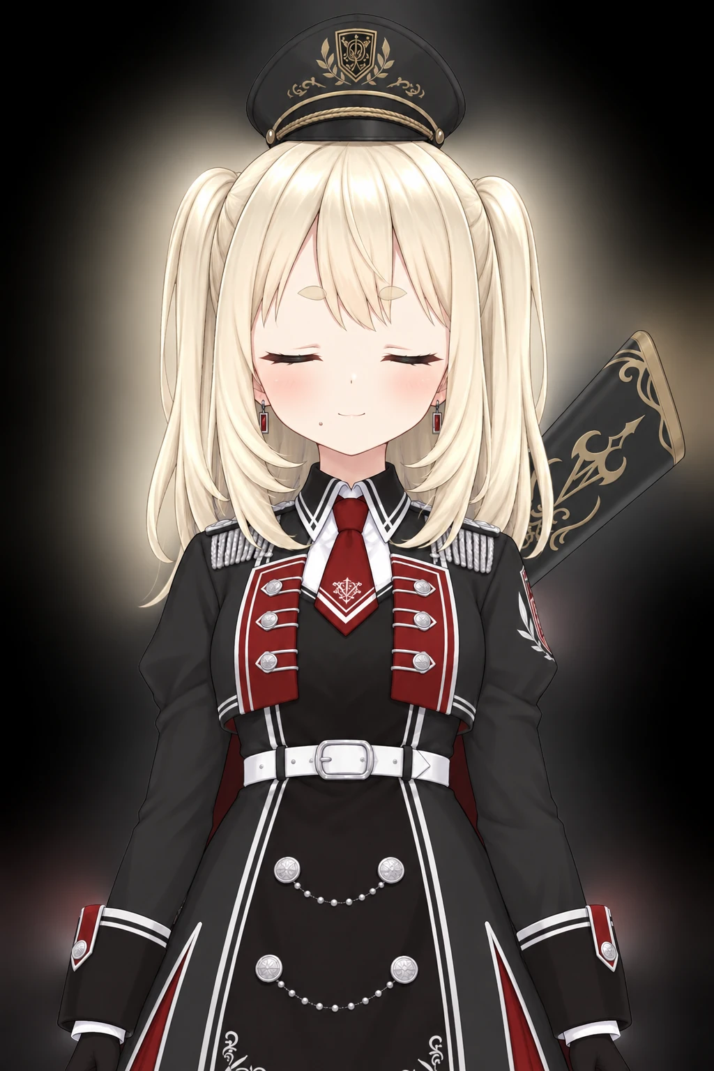 黒の背景に、キャラクターの周りがぼんやり明るく光っている。腰から上の正面の姿で、目を閉じて口を閉じて微笑んでいる。肩下までの金髪のツーサイドアップ、口元右にホクロ。黒の軍帽、黒と赤の軍服風ワンピースに赤のネクタイと白のベルト、背中に黒と金の装飾のライフルを背負っている
